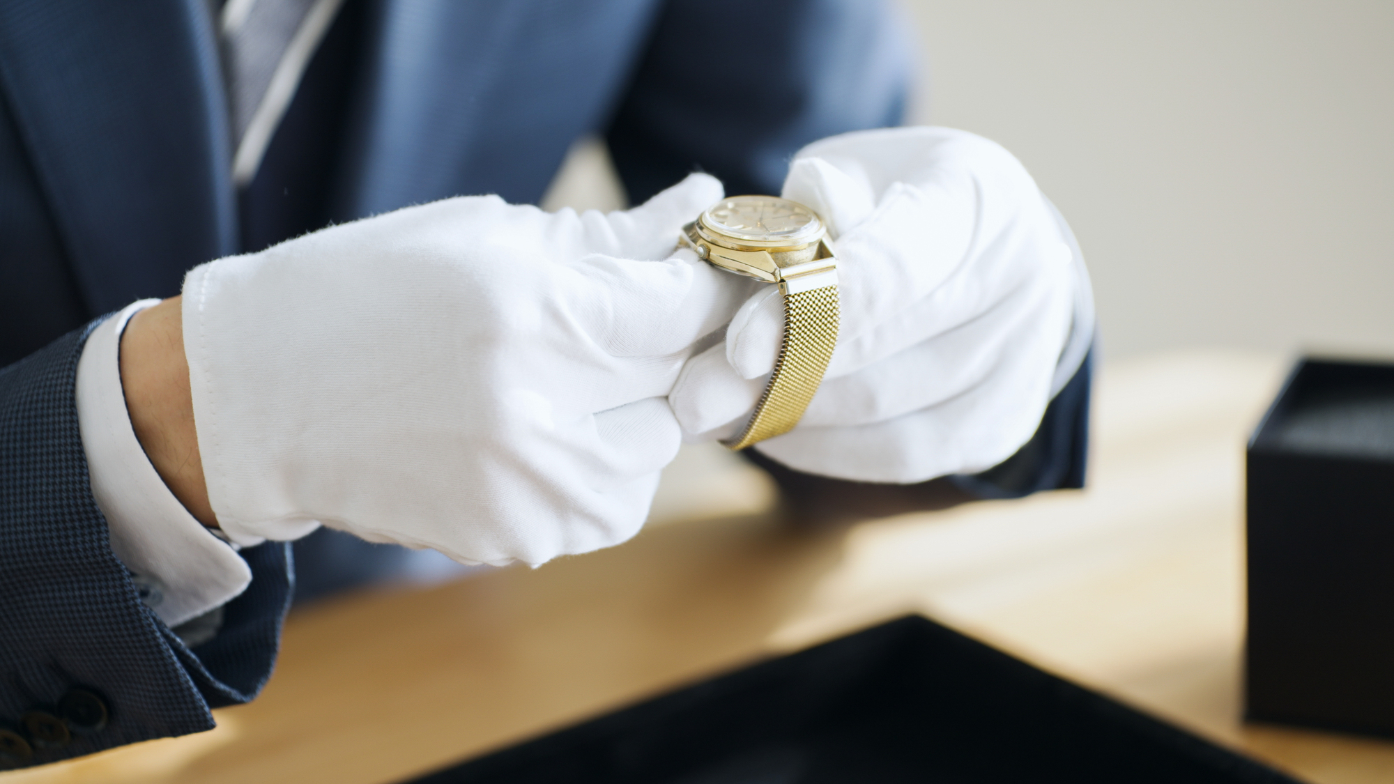 貴重品査定スタッフが宝飾品を丁寧にチェックしている様子